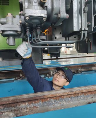 【榜樣人物】專注與奉獻(xiàn)的凝望--工程車維修技工 孫乾